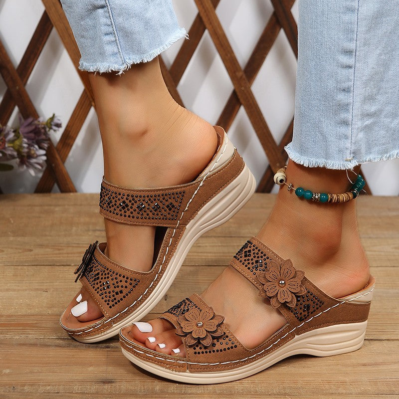 Birgit | High-heel wedge slippers with floral motif